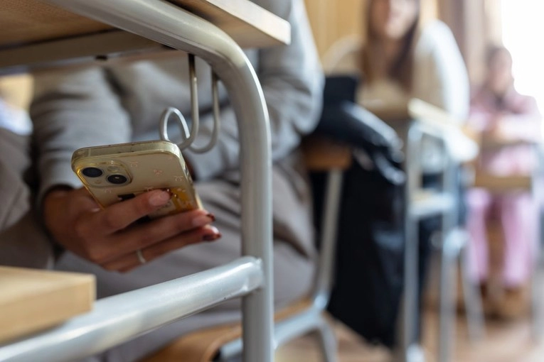 Poljska će zabraniti mobitele u školama mlađima od 16 godina